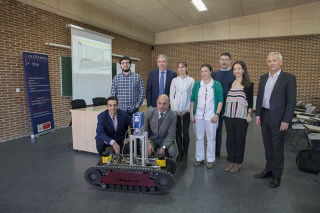 Equipo del proyecto AUTOBIM con el robot autónomo
