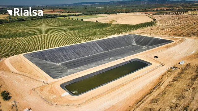 Construção de lagoa de irrigação em Jaén, Espanha en india